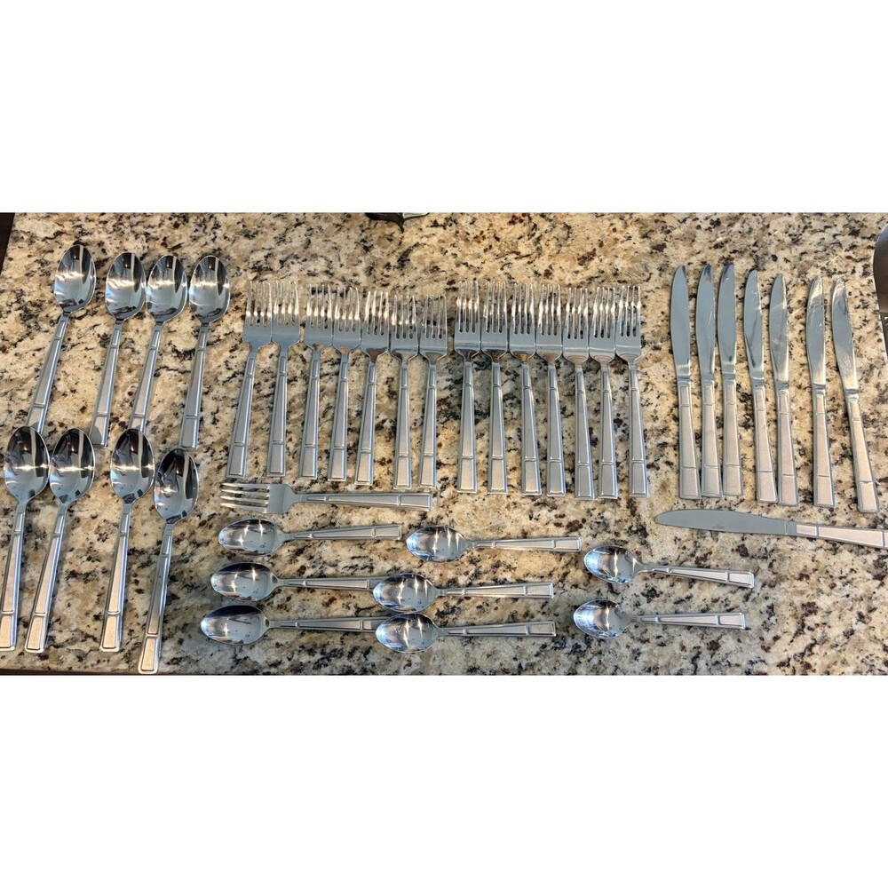 39 Piece Pfaltzgraff MANHATTAN FROST 18/0 Flatware Set Serving Set 8 (Read)